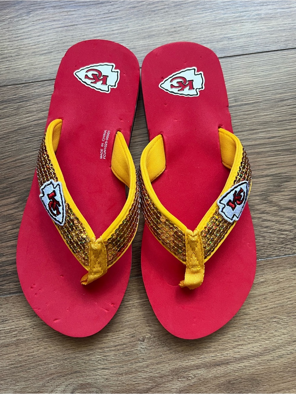 FOCO Kansas City Chiefs NFL Sequin Strap Flip Flops Red Gold (7-8) - Picture 4 of 5